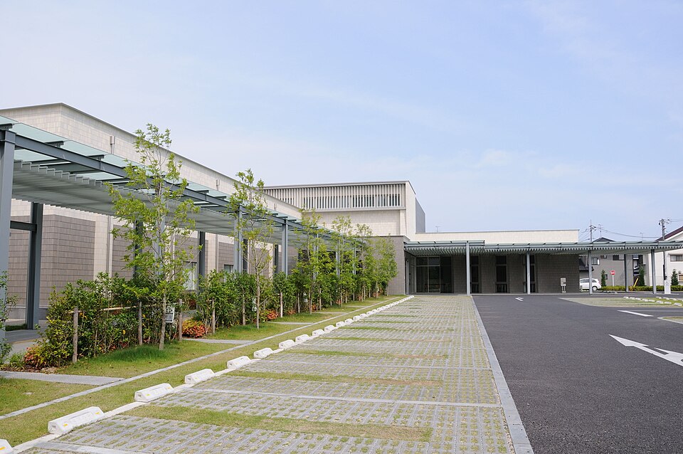 赤磐市立中央図書館の外観と建物の前の広場