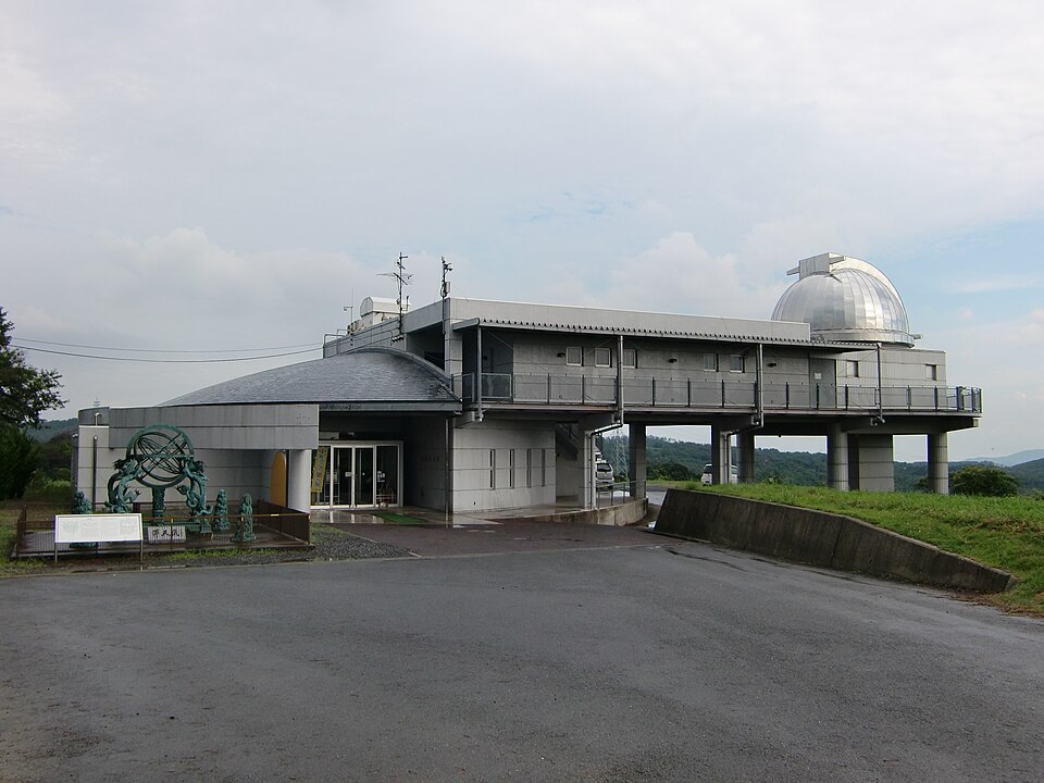 美星天文台の建物と観測用のドーム