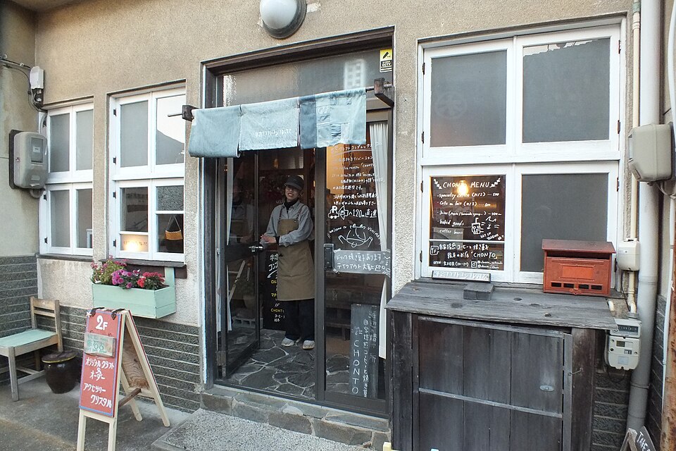 CHONTOの暖簾と窓、メニュー看板がある入口。2025年11月の撮影。