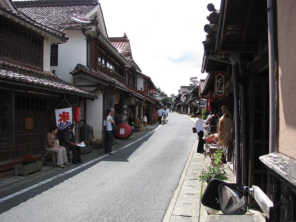 吹屋の古い町並みを歩く人たちと、通りに並ぶ家々