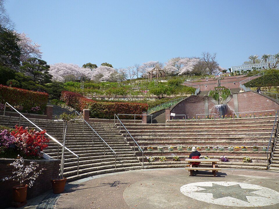 半田山植物園の階段、花壇と丘陵の桜(2011年4月撮影)