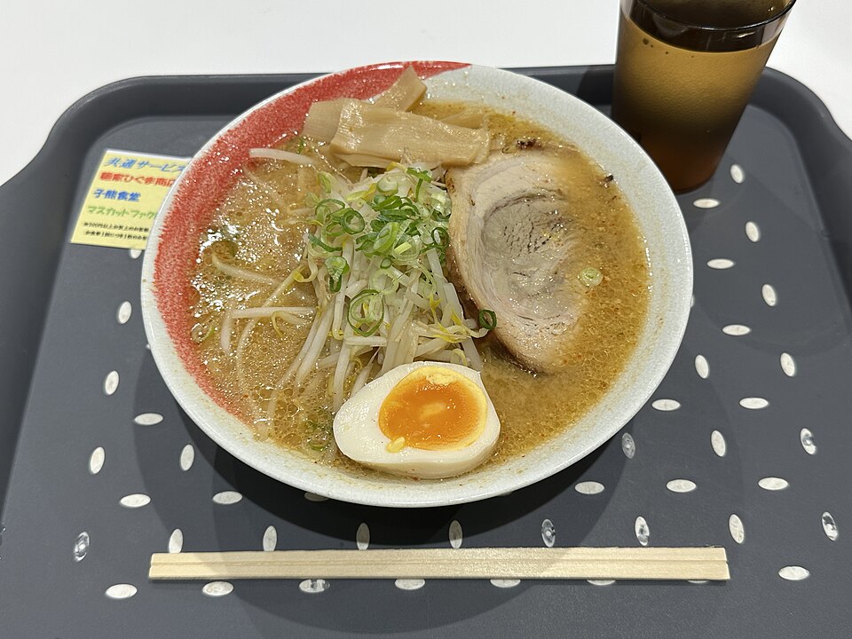 麺家ひぐま商店で撮影された、チャーシュー、卵、もやし、ねぎ、メンマの載ったラーメン