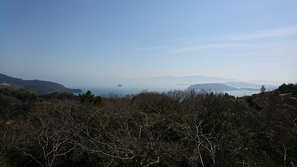 冬の木々の向こうに瀬戸内海と島々が広がる、一本松展望園からの眺め。