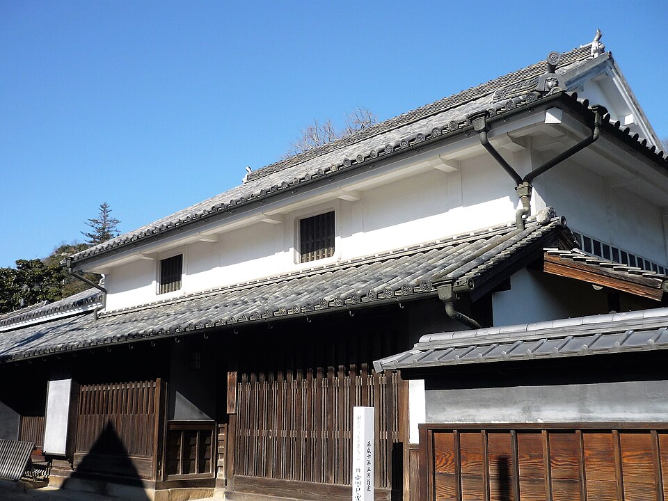 かもがた町家公園の伝承館の瓦屋根と白い外壁