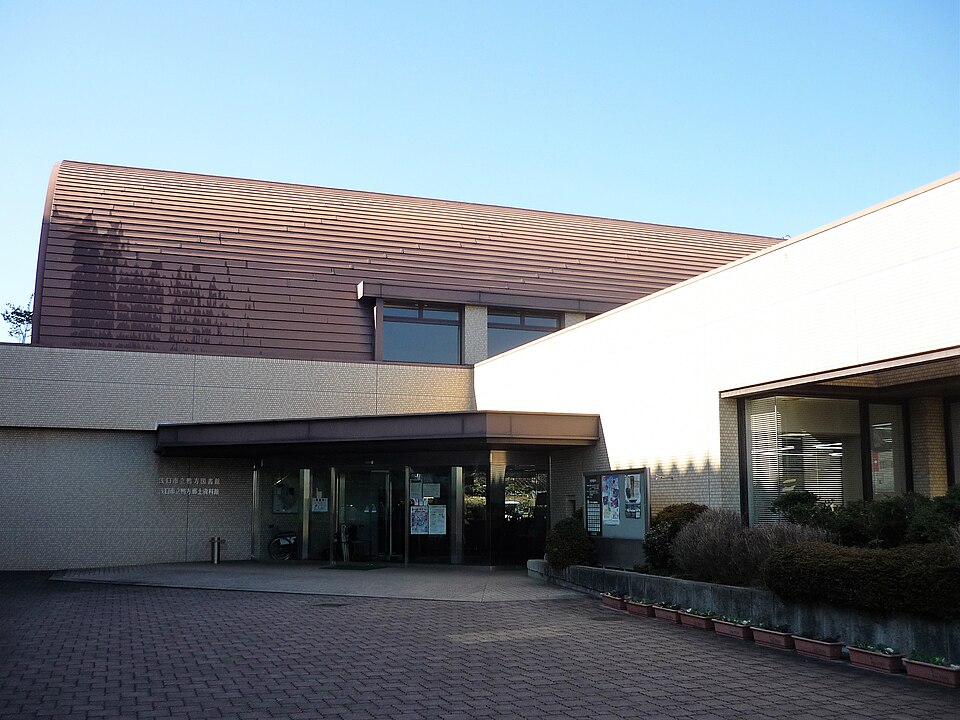 建物正面の入口と瓦色の大きな屋根がある、鴨方郷土資料館と鴨方図書館を併設する建物