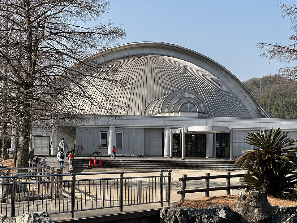 丸い屋根の笠岡市立カブトガニ博物館の正面