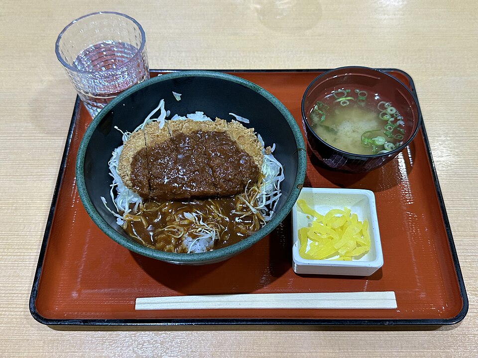 吉備サービスエリア上りで撮影されたデミカツ丼と味噌汁、漬物（2025年9月21日撮影）。