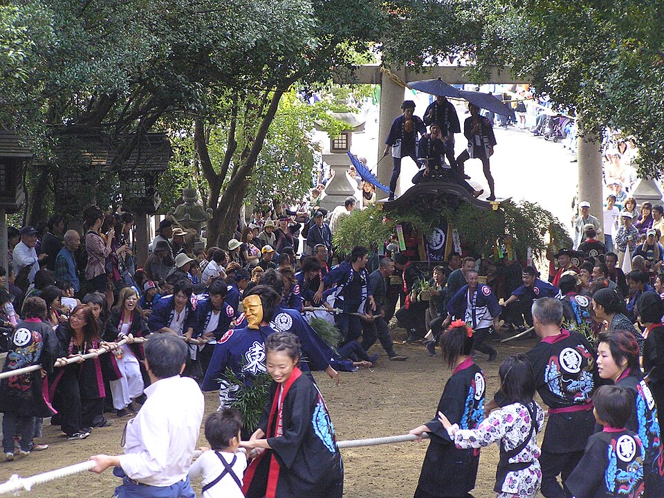 2009年10月の倉敷市児島の鴻八幡宮例大祭で、法被姿の人々が参道のだんじりを綱で引いている