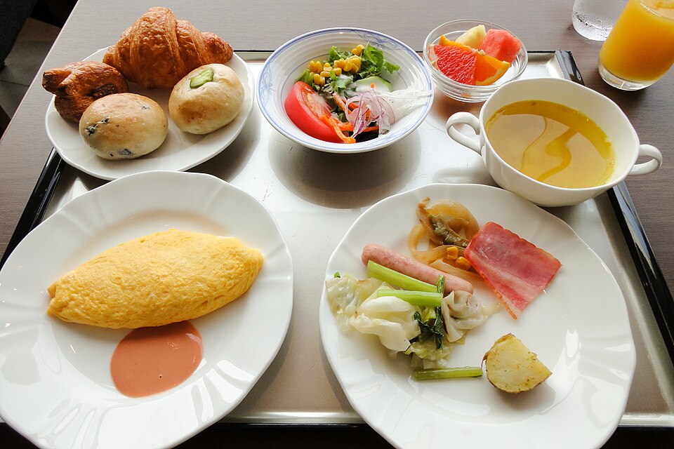 パン、オムレツ、サラダなどをトレーに並べた2015年の朝食