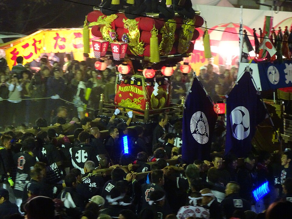 2015年10月25日の乙島祭り。提灯で飾られた屋台と、その周囲に集まる人々