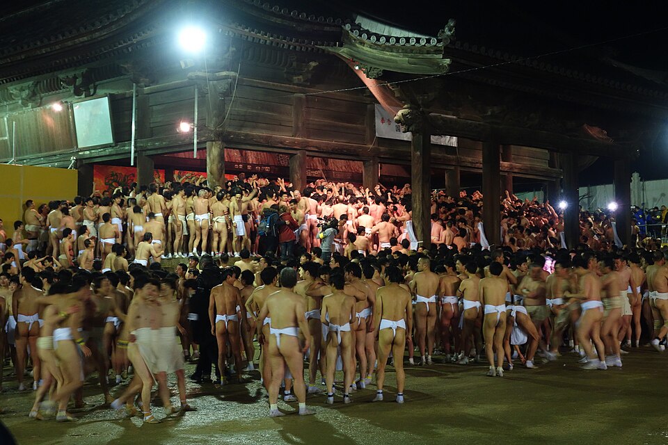 2016年の西大寺会陽で、本堂の前に集まるふんどし姿の参加者たち