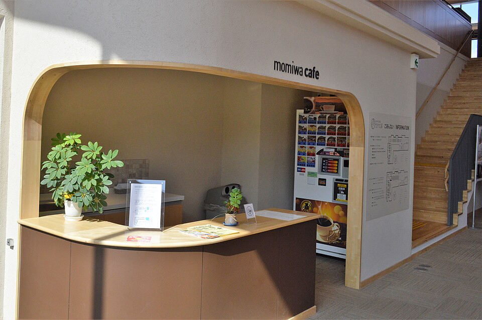 2017年2月のもみわ広場1階。momiwa cafeの看板と木製カウンター、右側の階段