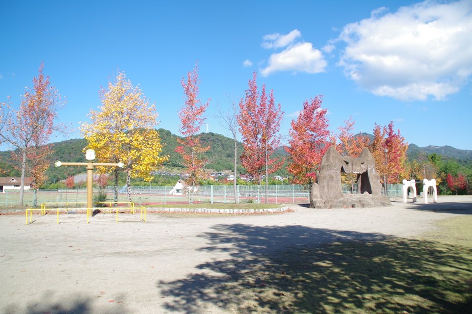 総社北公園の猿や鬼の形をした遊具と広場（2017年）