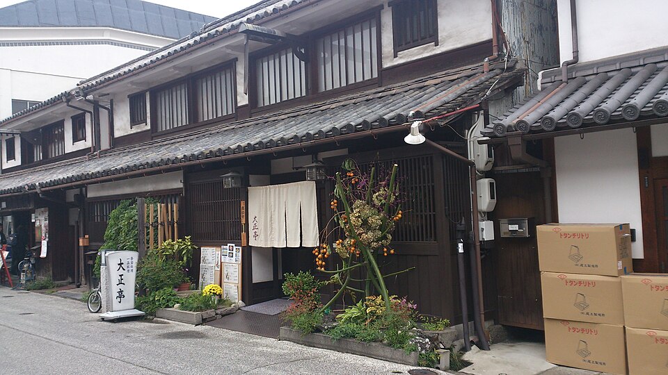 白い暖簾と「大正亭」の看板がある本町通りの木造の店舗外観。2014年10月撮影。