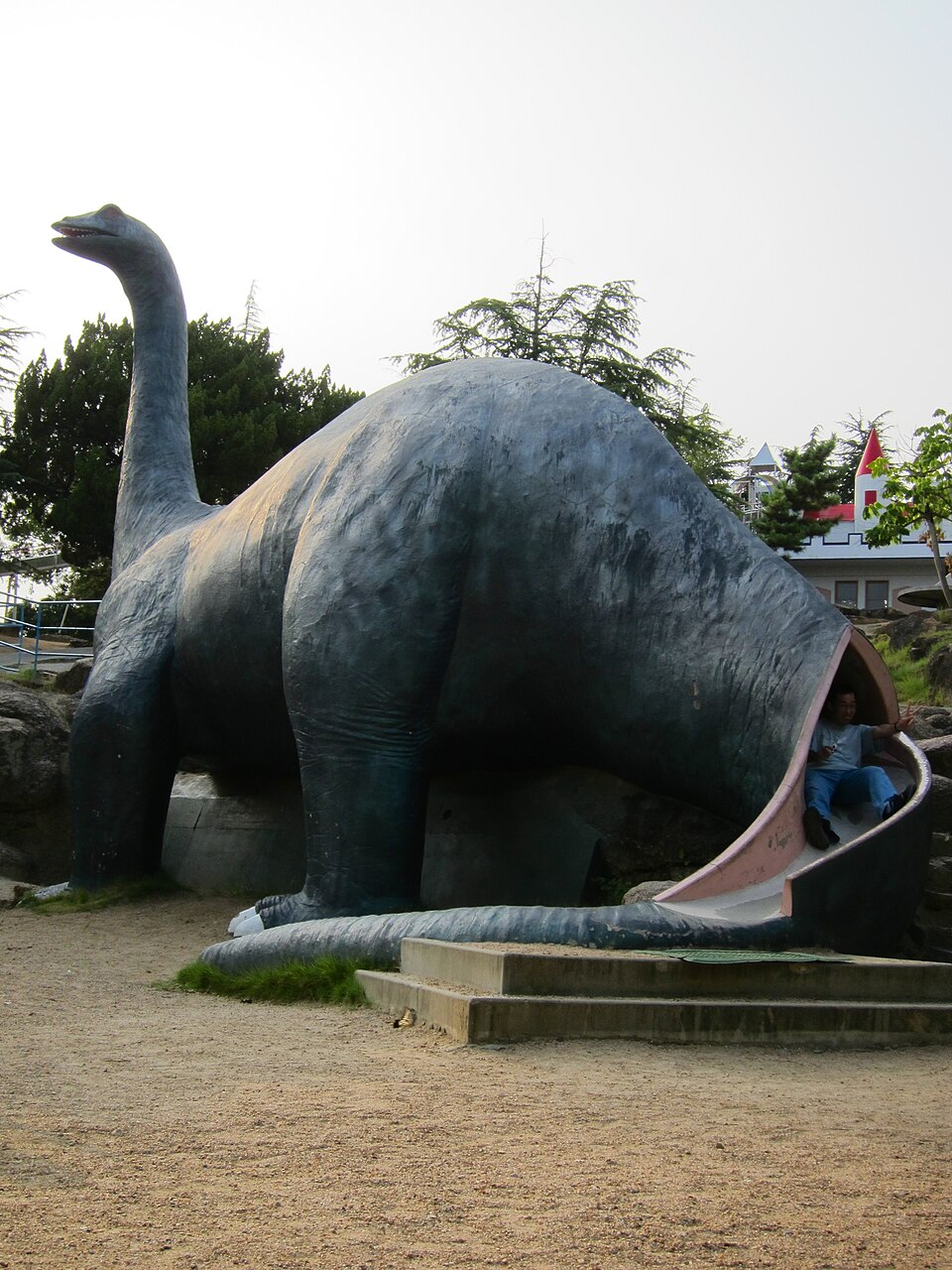 大きな恐竜の形をしたすべり台。2010年8月の太陽の丘公園。
