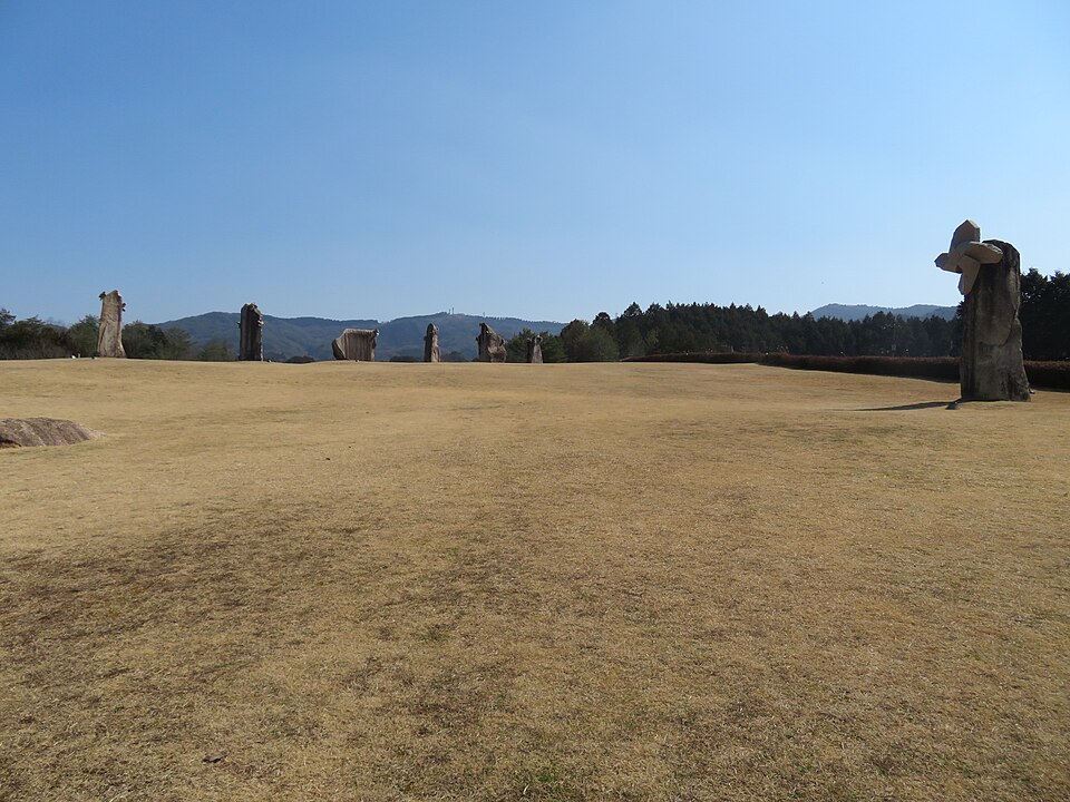 うかん常山公園の石の風ぐるまと芝生広場(2021年2月撮影)