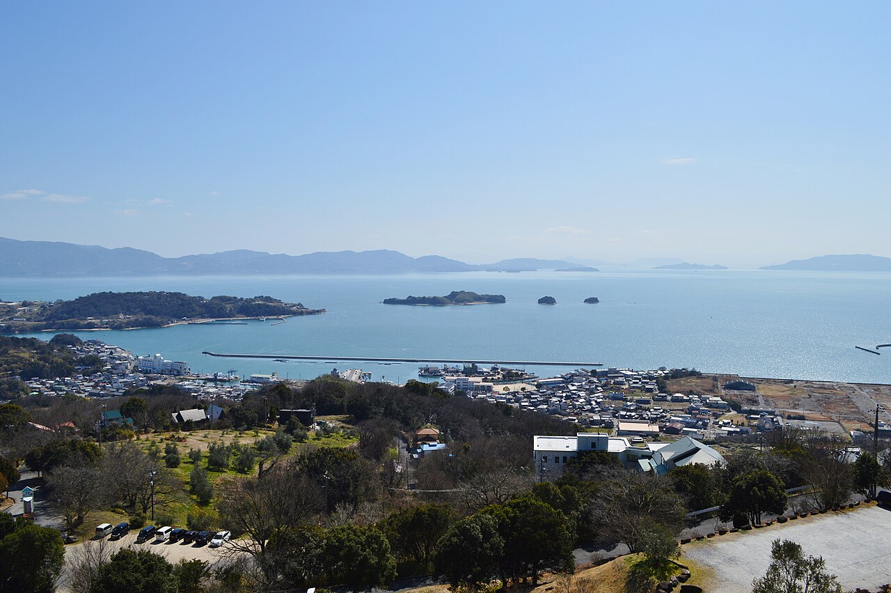 牛窓オリーブ園から牛窓の町と港、その向こうの瀬戸内海を見渡す