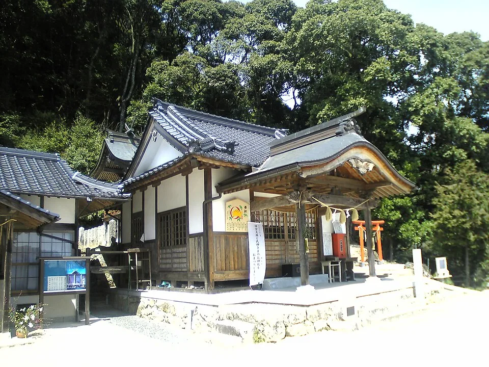 木々に囲まれた石上布都魂神社の拝殿