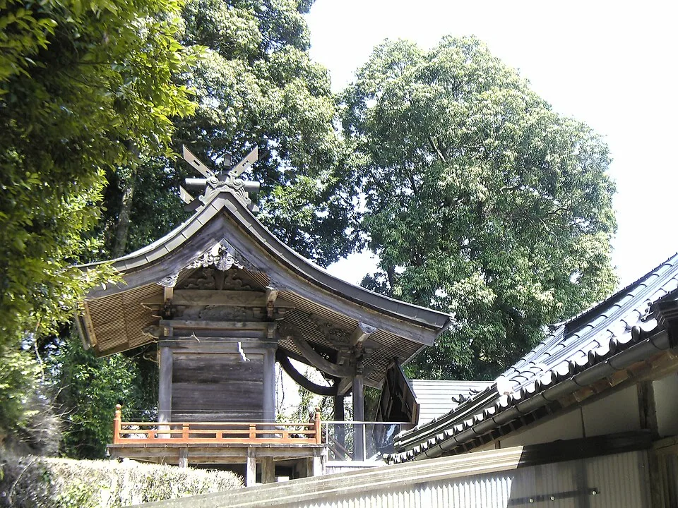 石上布都魂神社の本殿を横から見た外観