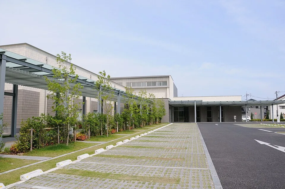 赤磐市立中央図書館の外観と建物の前の広場
