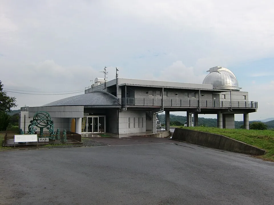 美星天文台の建物と観測用のドーム