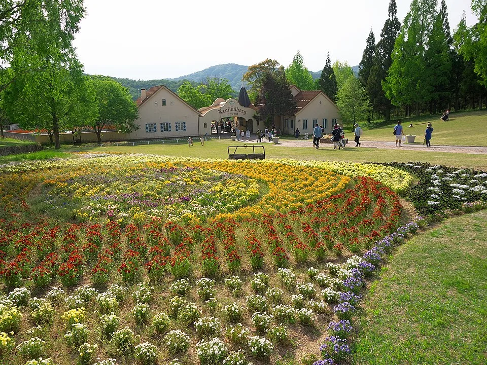 ドイツの森の色とりどりの花壇と園内の建物。2018年5月5日撮影