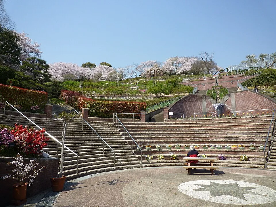 半田山植物園の階段、花壇と丘陵の桜(2011年4月撮影)
