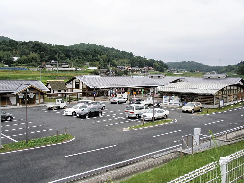 2009年8月30日撮影の道の駅かよう。瓦屋根の売場と、その前の駐車場。現在の店舗や駐車条件を示す写真ではありません。