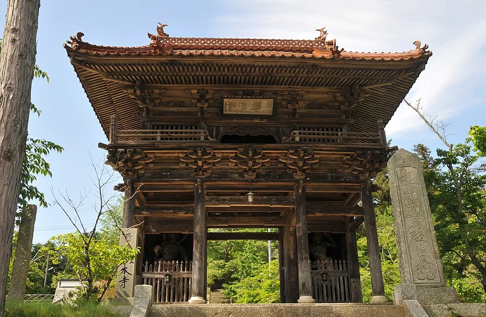 吉備中央町の妙本寺にある木造の山門。2010年5月29日の撮影。