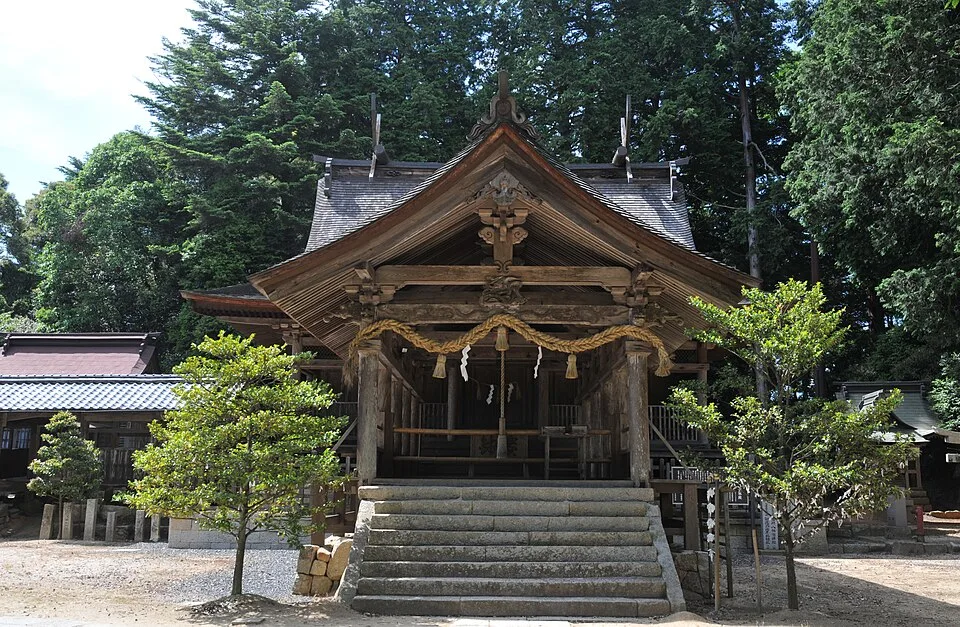 吉備中央町の吉川八幡宮の拝殿と本殿。2010年5月29日の撮影。