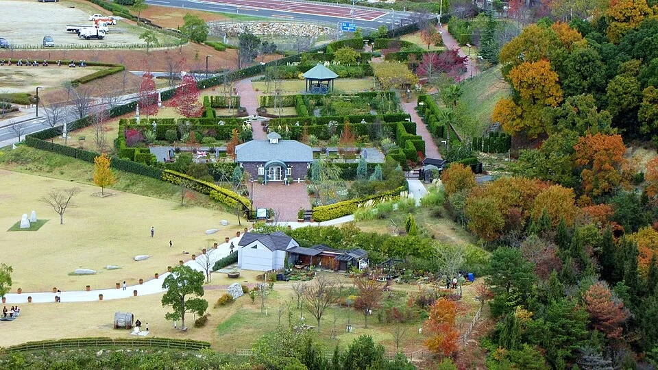 高台から見た深山イギリス庭園の生け垣と園路、周囲の秋の木々。2008年11月撮影。