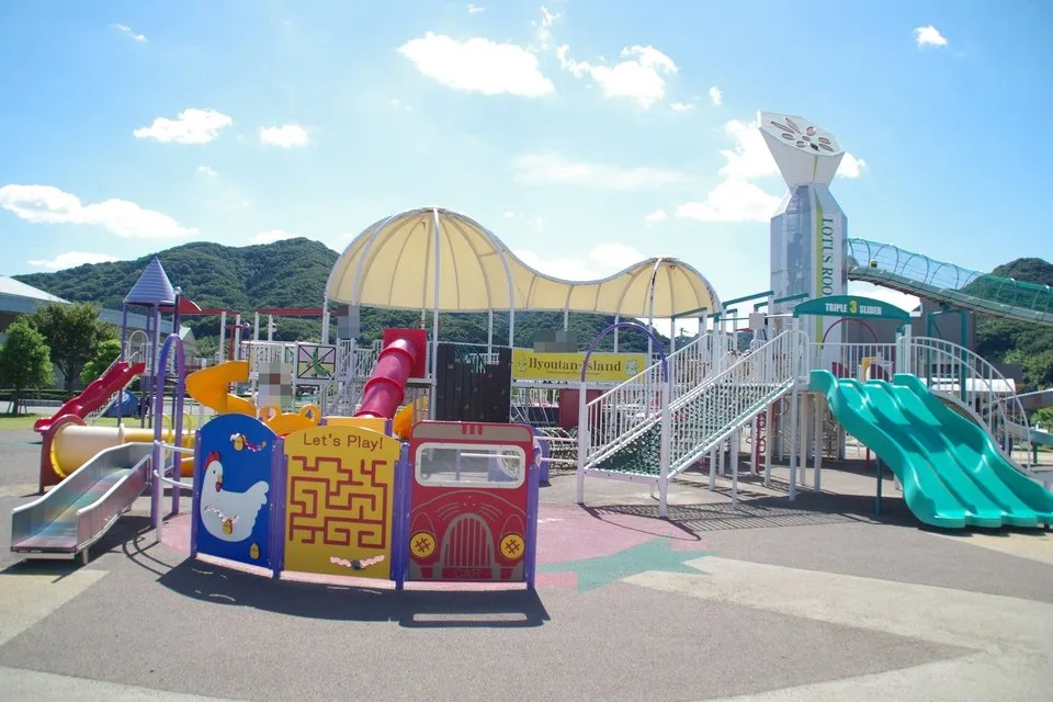 灘崎町総合公園の複数の滑り台を備えた大型遊具(2017年)