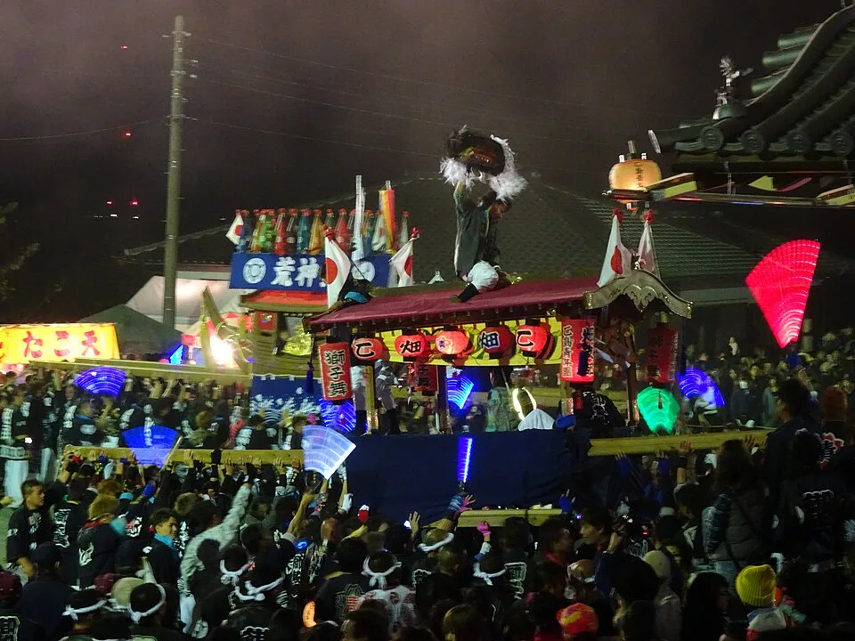 2015年10月25日の乙島祭り。提灯で飾られた屋台と、その周囲に集まる人々