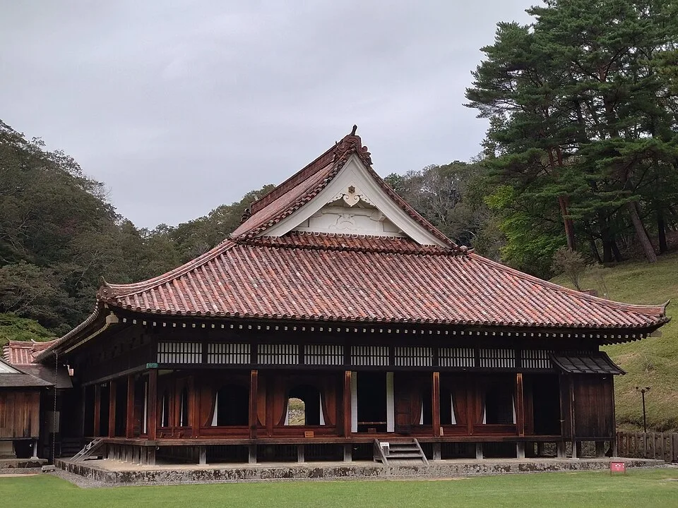 芝生の向こうに建つ赤い瓦屋根の旧閑谷学校講堂