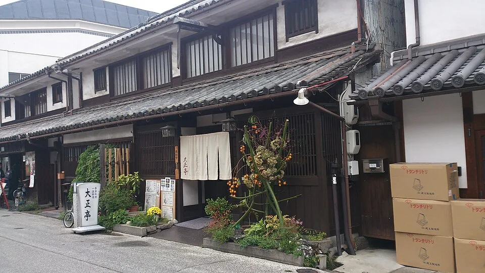 白い暖簾と「大正亭」の看板がある本町通りの木造の店舗外観。2014年10月撮影。