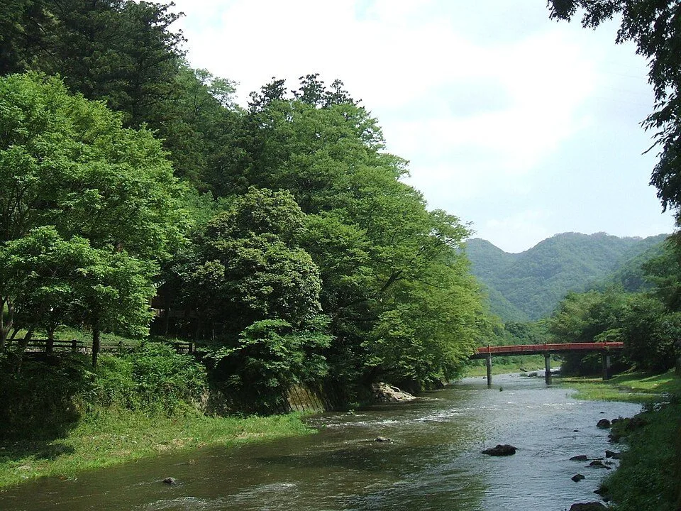 天神峡の小田川と、木々の間に架かる紅葉橋