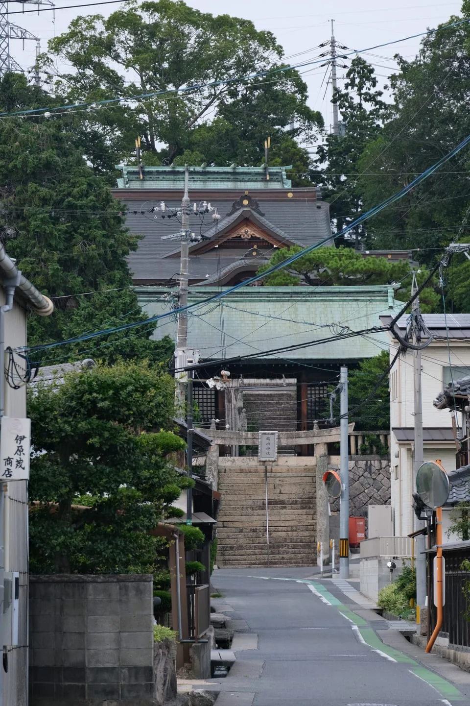 町の通りから見た鶴崎神社の石段と社殿の遠景。