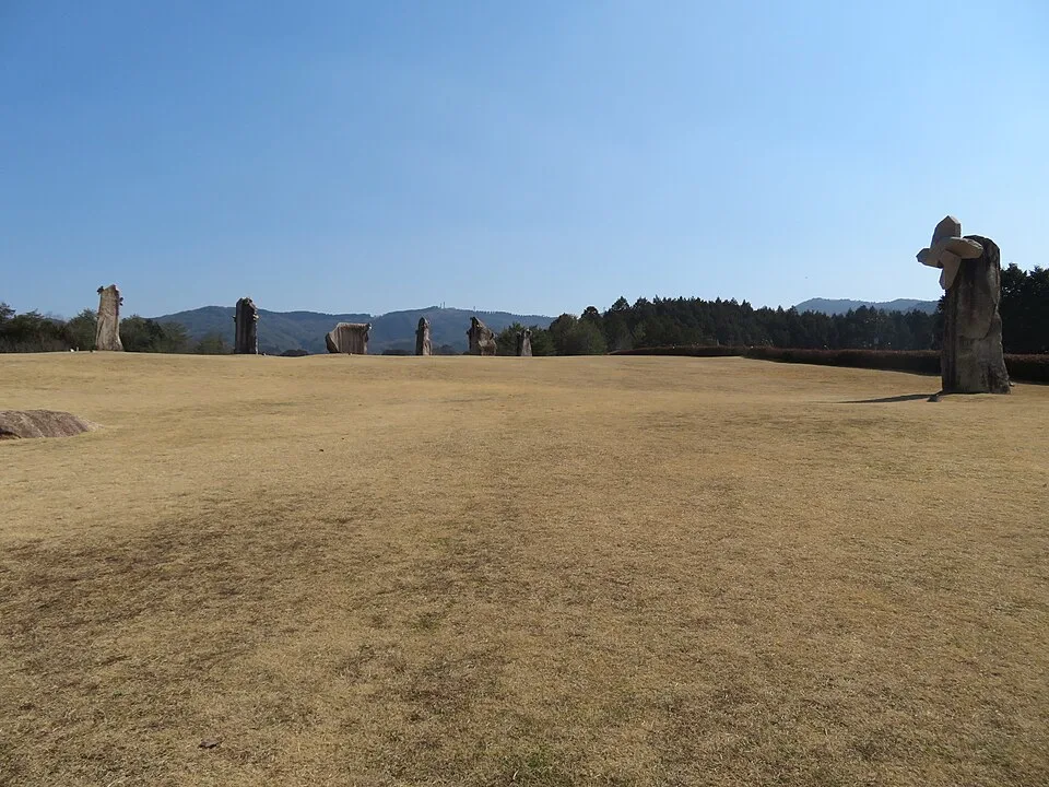 うかん常山公園の石の風ぐるまと芝生広場（2021年2月撮影）