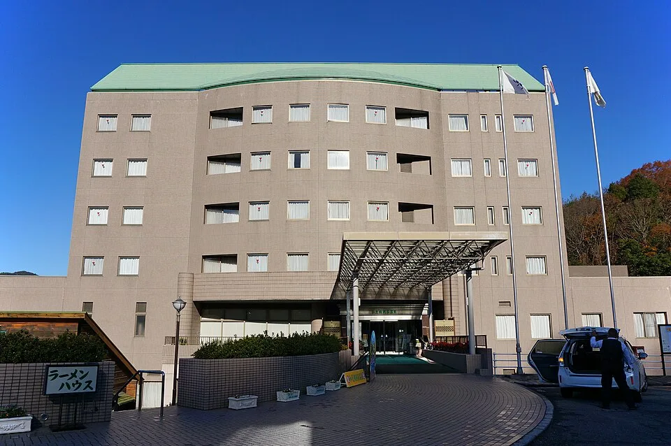 和気鵜飼谷温泉の建物正面と屋根のある入口