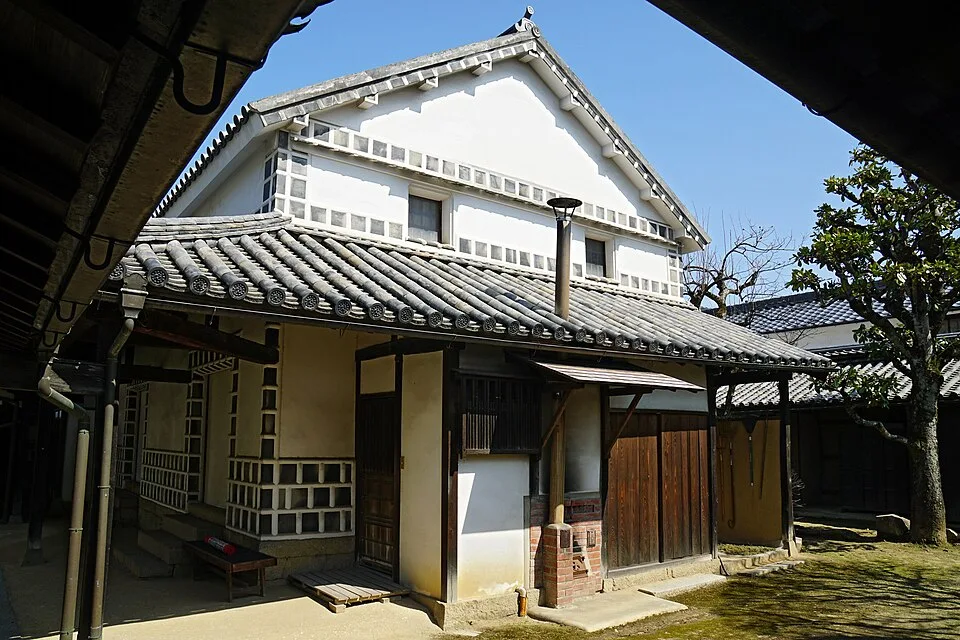 旧矢掛脇本陣の庭から見た白壁と瓦屋根の建物