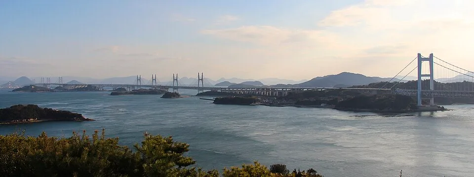 鷲羽山展望台から見た瀬戸大橋と島々（2013年撮影）