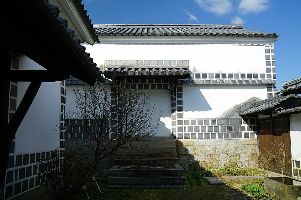 旧矢掛本陣石井家住宅の中庭から見た、白壁となまこ壁の建物