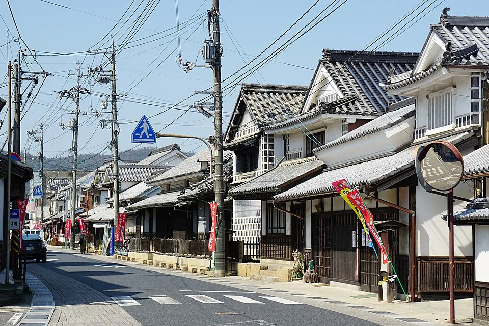 白壁と瓦屋根の町家が旧山陽道沿いに並ぶ矢掛宿の町並み