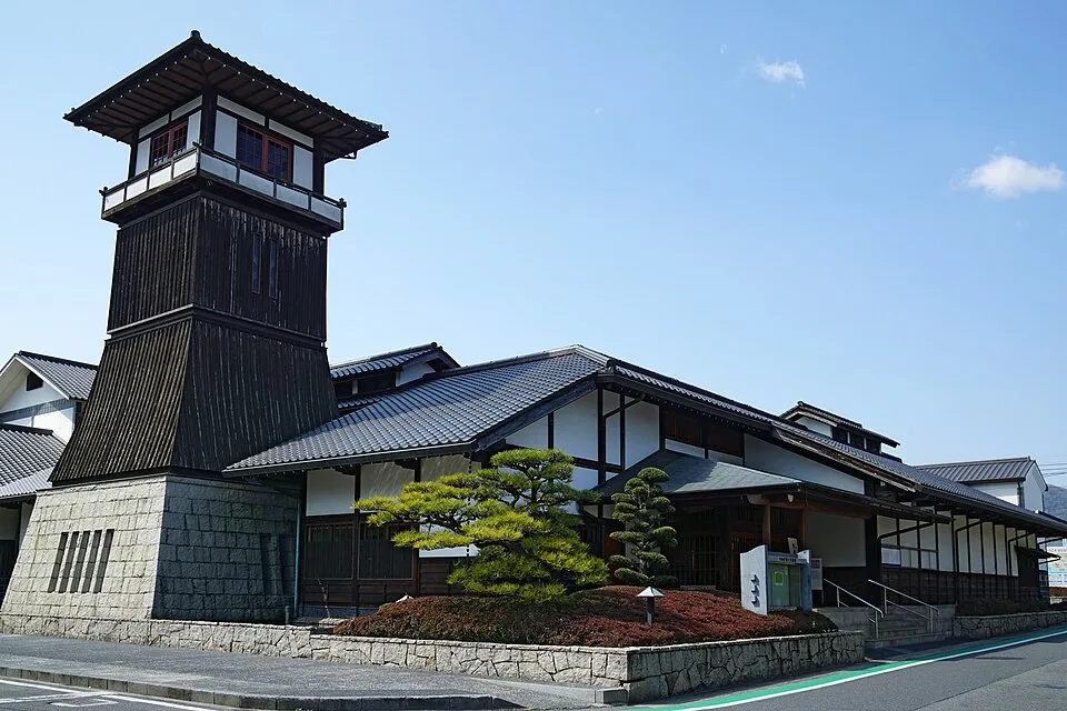 やかげ郷土美術館の木造の水見やぐらと瓦屋根の建物。2016年3月20日撮影。