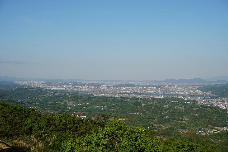 遙照山総合公園の展望台から見た倉敷・岡山方面の町並みと山々